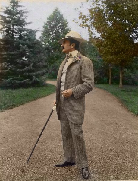 Edmond Rostand au jardin. Photographie restaurée et colorisée par Pierre Néron